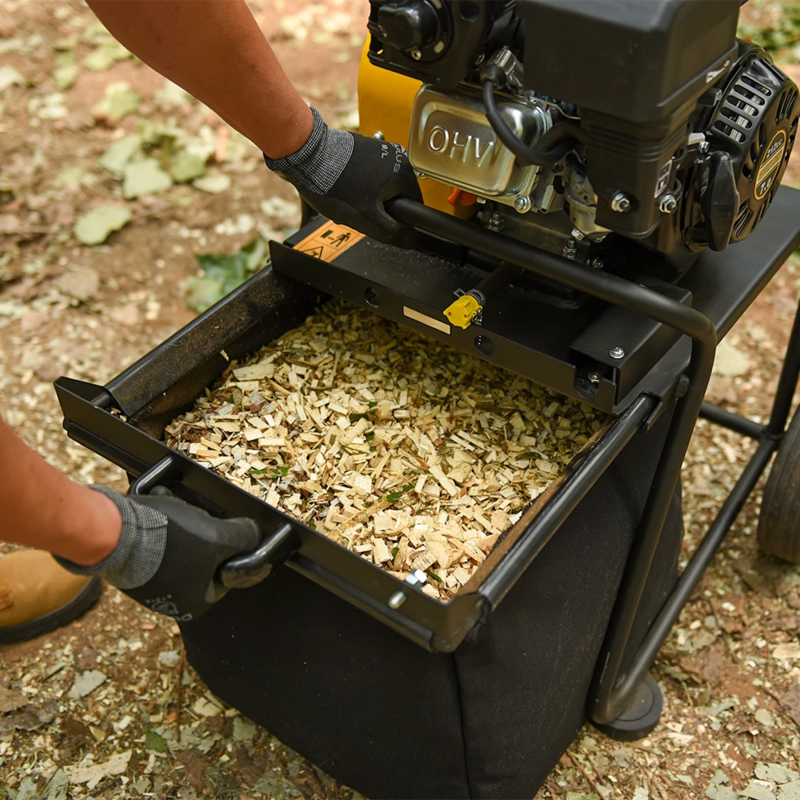 Garden Tree branch gas woodchipper with 65L Collection Bag steelmates