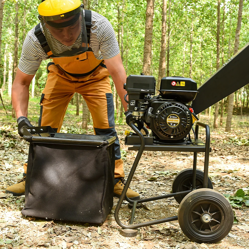 Garden Tree branch gas woodchipper with 65L Collection Bag